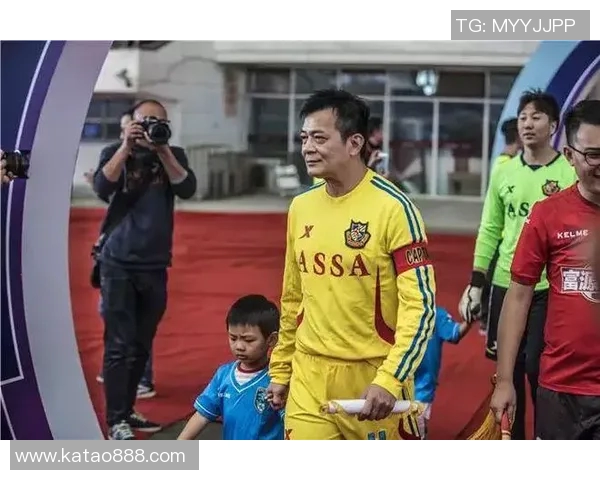 女明星与足球明星亲密合照展现璀璨星光交汇的魅力瞬间